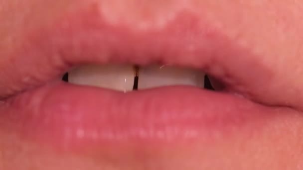 Les lèvres féminines se ferment en disant le mot. dents orales. - Séquence, vidéo