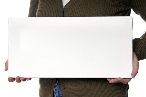 Manos de mujer sosteniendo un detalle de tarjeta vacía
 - Foto, imagen