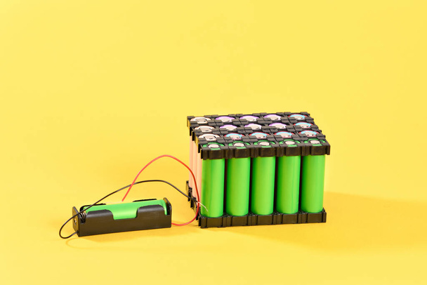 Lithiová baterie na žlutém pozadí. - Fotografie, Obrázek