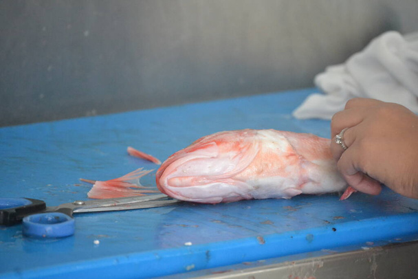 preparación de barbacoa de pescado rojo y pescado rojo - Foto, imagen