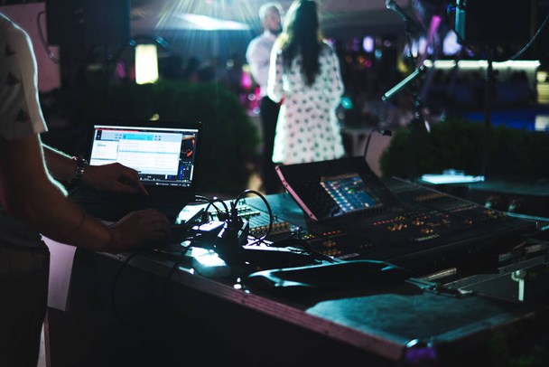 DJ gra na imprezie. Konsola DJ. profesjonalny sprzęt do zabawy - Zdjęcie, obraz