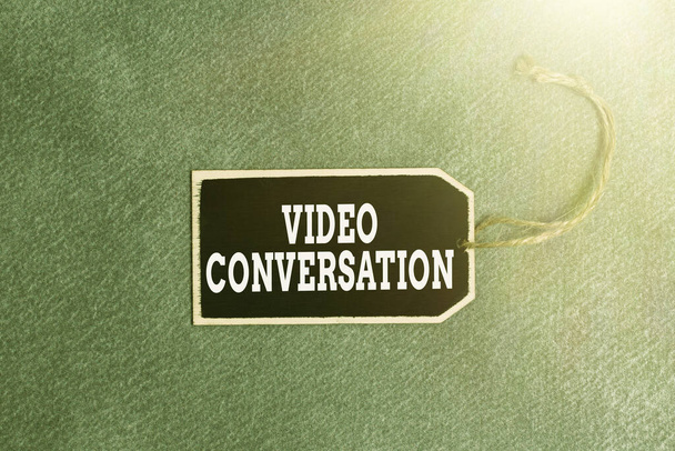 Firma mostrando Video Conversación. Idea de negocio Comunicarse visualmente con otra persona a través de la computadora Colección de etiquetas adhesivas vacías en blanco - Foto, imagen