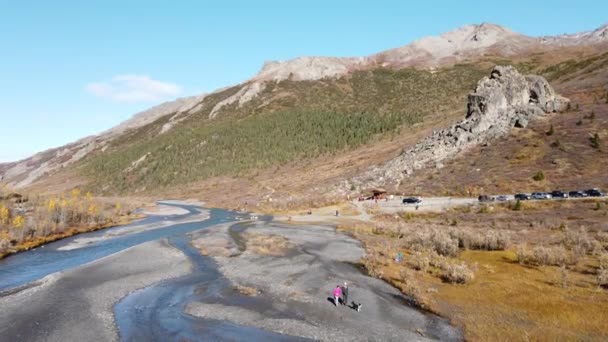 Parque Nacional Denali Río Salvaje Cañón vista del sendero en otoño - Metraje, vídeo