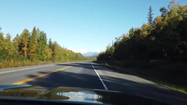 Piękny widok na malowniczą drogę, Alaska Hwy - Materiał filmowy, wideo