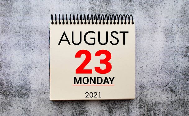 Guardar la fecha escrita en un calendario - 23 de agosto. - Foto, imagen
