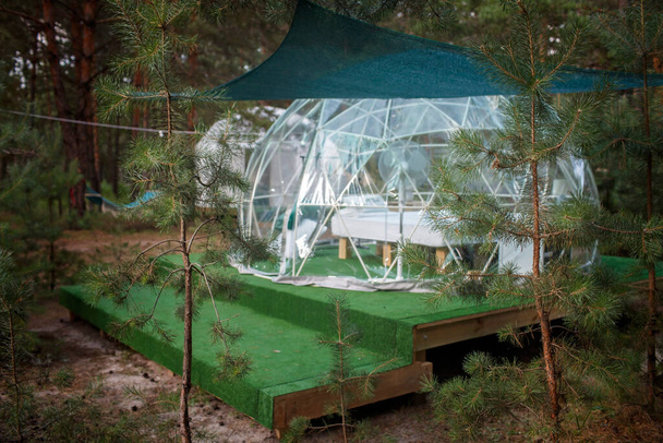 Tente cloche transparente en forêt, glamping, voyage de luxe, camping glamour, lifestyle outdoor - Photo, image