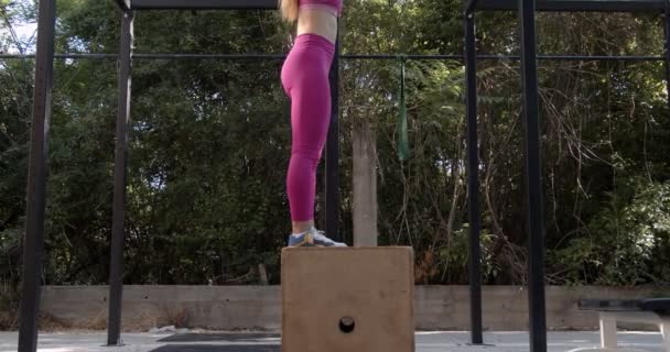 Женщина начинает делать упражнения на открытом воздухе - Кадры, видео