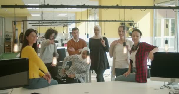 Grupo de compañeros de trabajo multirraciales señalando el número de por ciento que han hecho con éxito - Metraje, vídeo