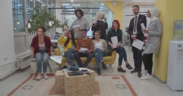 Группа мультирасовых коллег слушает презентацию своего менеджера - Кадры, видео
