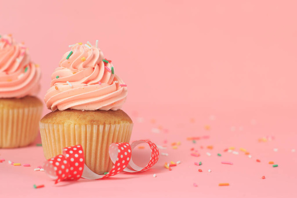 Delicious pink cupcakes on a pink background - Φωτογραφία, εικόνα