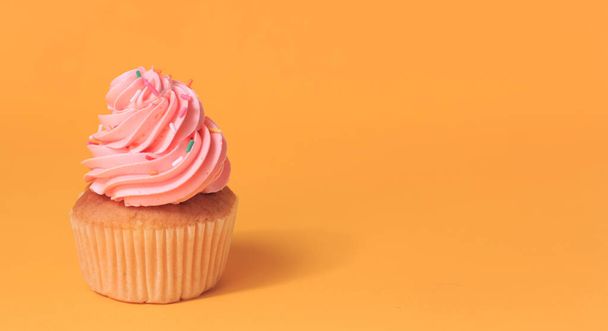 Köstliche rosa Cupcakes auf gelbem Hintergrund - Foto, Bild
