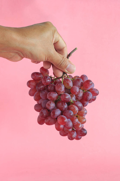 Druiven fruit op roze achtergrond - Foto, afbeelding