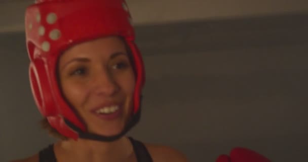 Boxers épargnant dans un garage intérieur - Séquence, vidéo