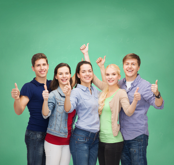 Группа улыбающихся студентов, показывающих большие пальцы вверх
 - Фото, изображение
