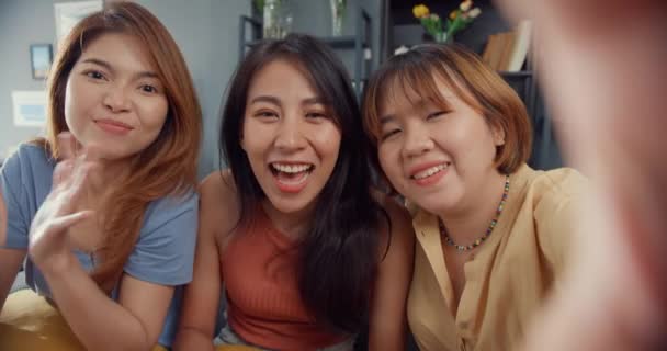 Nastolatki azjatyckie czuje szczęśliwy uśmiech selfie i patrząc na aparat podczas relaksu w salonie w domu. Wesoły Współlokatorka panie wideo połączenie z przyjacielem i rodziną, Styl życia kobieta w domu koncepcja. - Materiał filmowy, wideo
