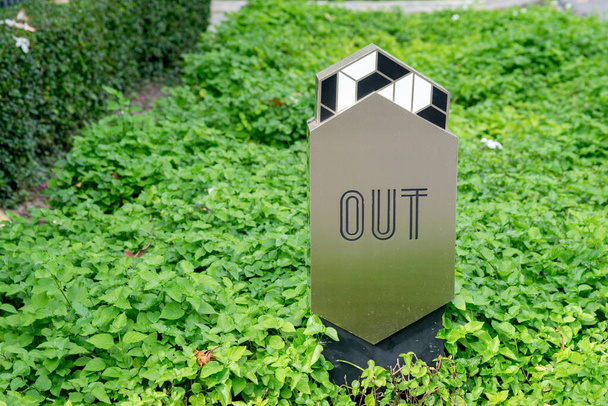    Знак входа в жилье на зеленой траве. - Фото, изображение