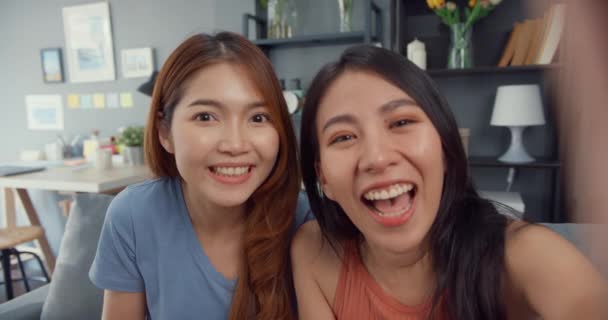 Genç Asyalı kadınlar mutlu bir selfie çekerken ve evde dinlenirken kameraya bakarken. Neşeli Ev Arkadaşı Hanımlar, ev konseptinde Yaşam Tarzı Kadın, arkadaş ve aileyle görüntülü konuşma.. - Video, Çekim