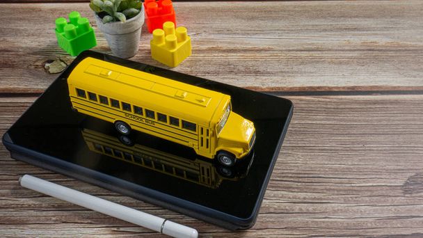 Lo scuolabus su tablet per l'istruzione o l'e-learning concep - Foto, immagini