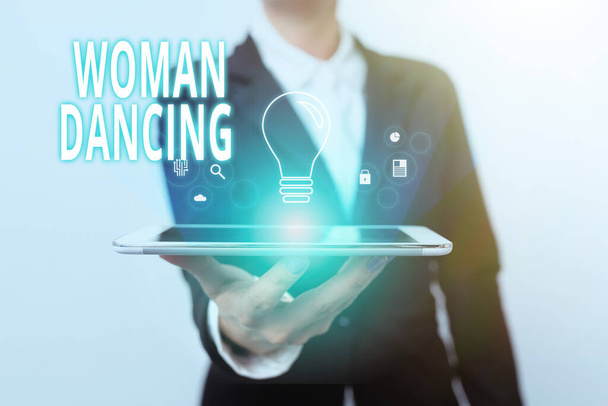 Podpis tekstowy przedstawiający Woanalysis Dancing. Koncepcja biznesowa przekonana, że tańczy wdzięcznie i profesjonalnie Lady In Suit prezentując urządzenie mobilne z futurystycznym interfejsem Tech. - Zdjęcie, obraz