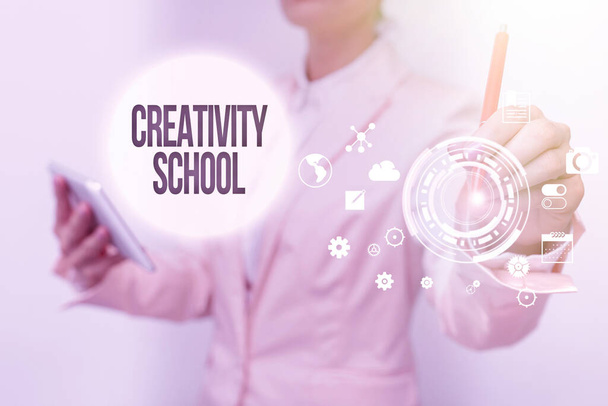 Fogalmi felirat Kreativitás Iskola. Üzleti áttekintés a diákok képesek használni a képzelet és a kritikus gondolkodás Business Woman érintő digitális adatok a holografikus képernyő felület. - Fotó, kép