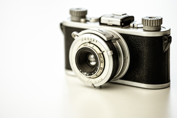 古いスタイルで処理されたヴィンテージスタイルの手動フィルムカメラ - 写真・画像