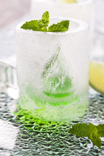 Bicchiere di ghiaccio con vodka, limone e menta
 - Foto, immagini