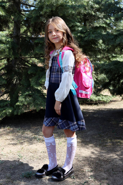 Мила дівчинка з рожевим рюкзаком
 - Фото, зображення