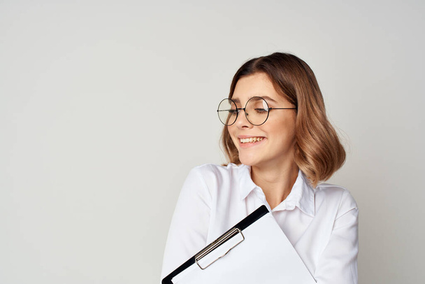 gerente em uma camisa branca usando óculos trabalho empreendedor sucesso - Foto, Imagem