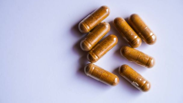 Tabletten en een capsule voor geneesmiddelen - Foto, afbeelding