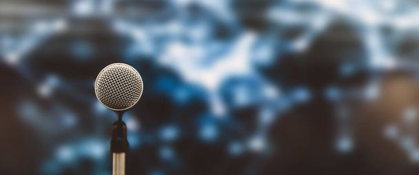 Julkinen puhuminen taustat, lähikuva mikrofoni seisoo puhuja puheen esitysvaiheessa suorituskykyä hämärtää ja bokeh valo tausta. - Valokuva, kuva