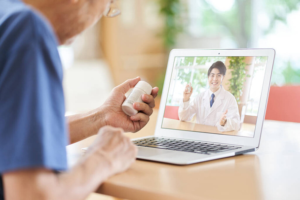 Las personas mayores reciben asesoramiento sobre medicamentos de un médico - Foto, imagen