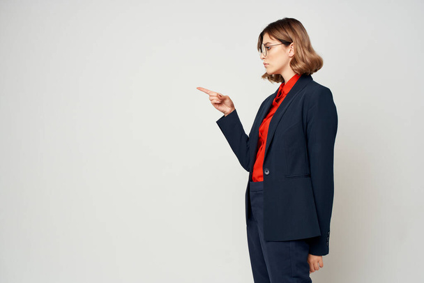 Mujer de negocios en traje de trabajo posando gerente de cerca - Foto, imagen