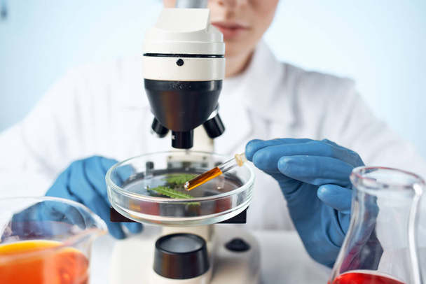 mujer laboratorio asistente microscopio investigación biotecnología medicina - Foto, Imagen