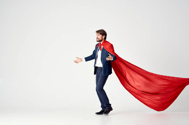 スーツ姿のビジネスマンレッドクロークパワースーパーヒーローシティ防衛 - 写真・画像
