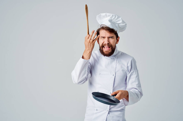 профессиональный повар сковородка в руках ресторан кухня - Фото, изображение
