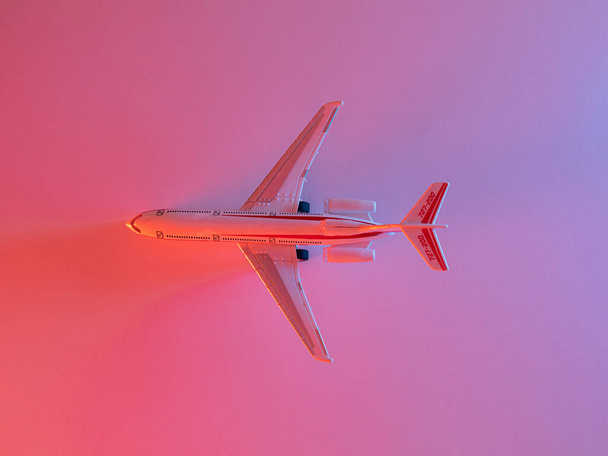 Flugzeug mit Neonlicht. Futurismus. Abstrakte Kunst. Minimalismus - Foto, Bild