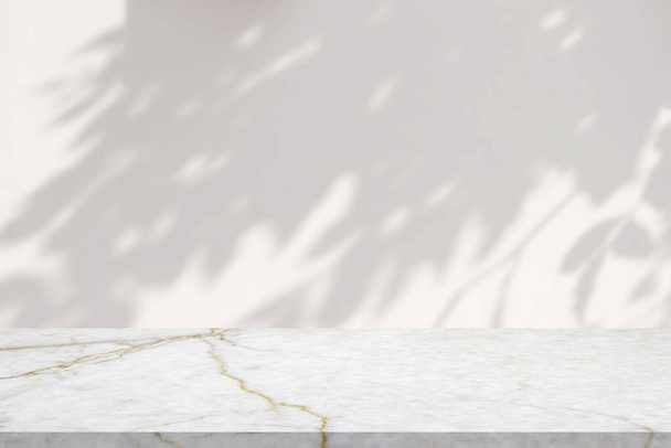 Μαρμάρινο τραπέζι με σταγόνα σκιάς δέντρου σε φόντο λευκού τοίχου για απεικόνιση προϊόντων μακιγιαρίσματος - Φωτογραφία, εικόνα