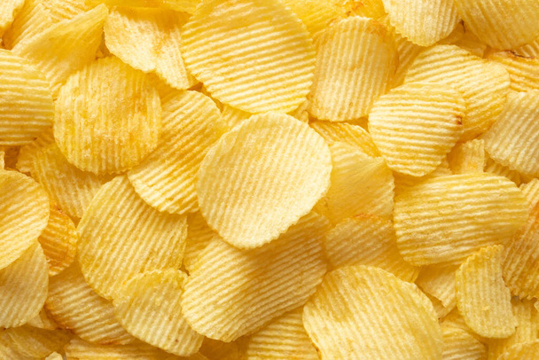 chrupiące złote chipsy ziemniaczane snack tekstury tła - Zdjęcie, obraz