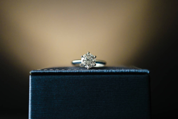 svatební diamantový prsten na šperkovnici - Fotografie, Obrázek