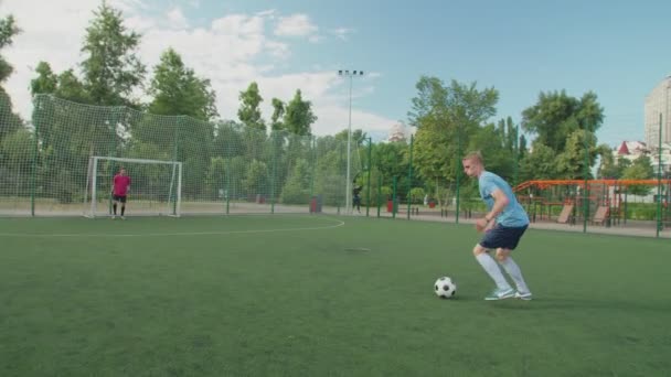Fotbalisté pasti míč na hrudi, gól na fotbalovém hřišti - Záběry, video