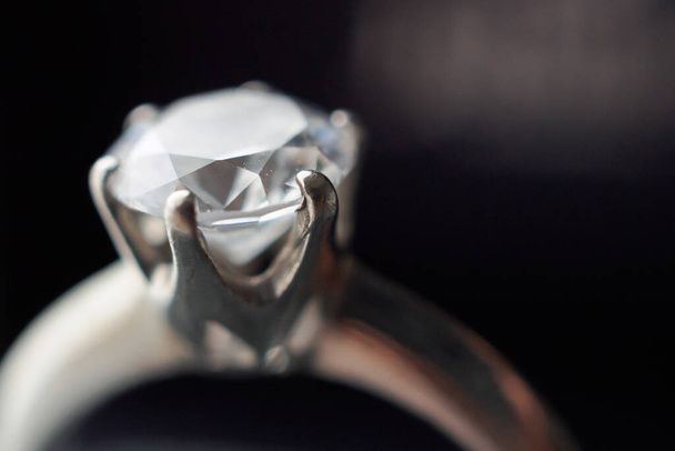 anel de diamante em caixa de presente de jóias fechar o fundo - Foto, Imagem