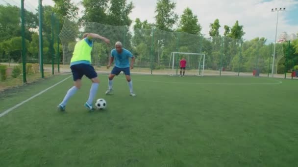 Fotbalový obránce muškátový fotbalový útočník při tréninku na hřišti - Záběry, video