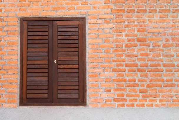 Fenêtres en bois et murs en briques rouges. - Photo, image