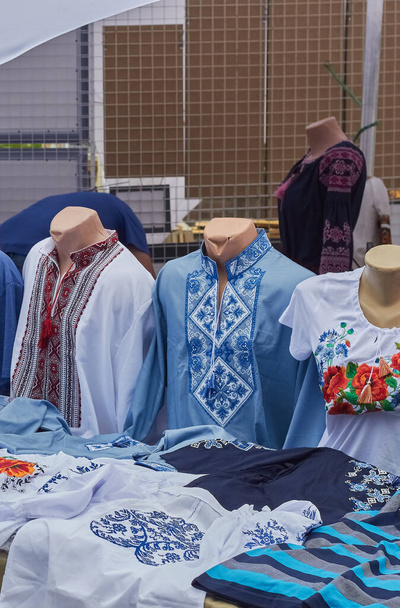 Oekraïense geborduurde shirts op etalagepoppen.  - Foto, afbeelding