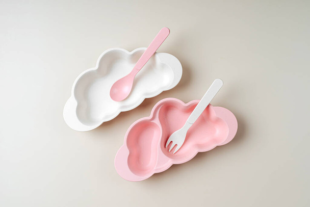 Empty children's plates in the shape of a cloud - Фото, изображение