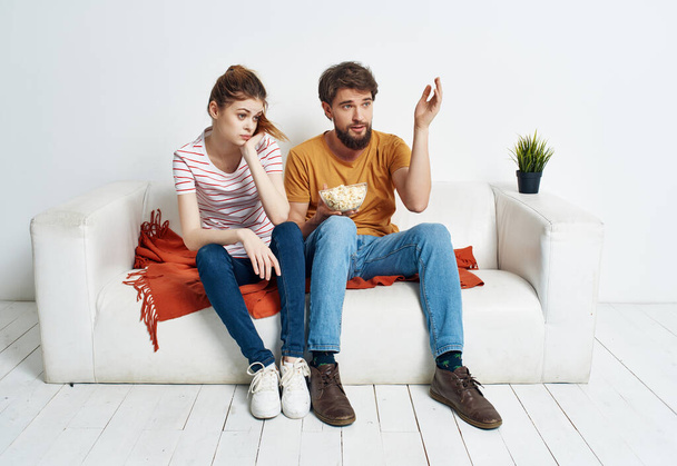 manželé sedí doma na gauči a dívají se na film - Fotografie, Obrázek