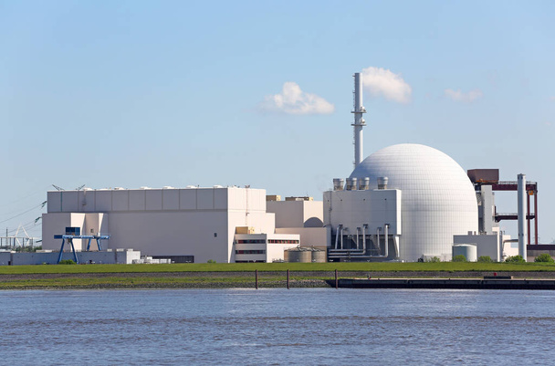 Вид з річкової ельфи на атомну електростанцію Бродорф
 - Фото, зображення