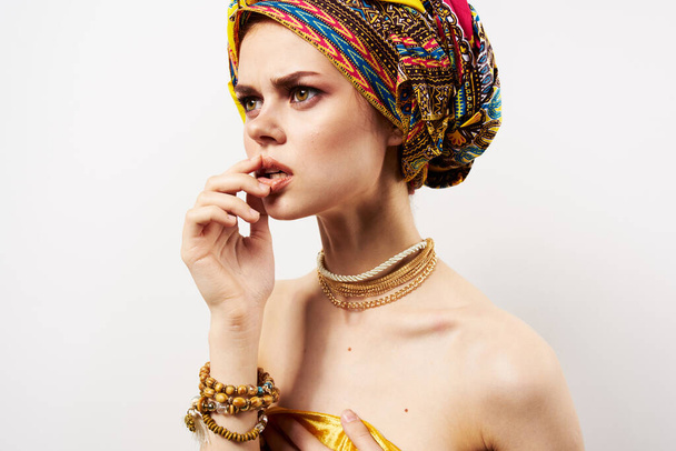 žena v pestrobarevné turban dekorace kosmetika make-up zábava - Fotografie, Obrázek