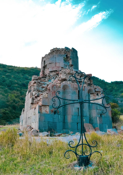 Monastero di Mayravank, un complesso monastico, 3 km a nord-est del villaggio di Solak, regione di Kotayk, Armenia, su una collina. - Foto, immagini