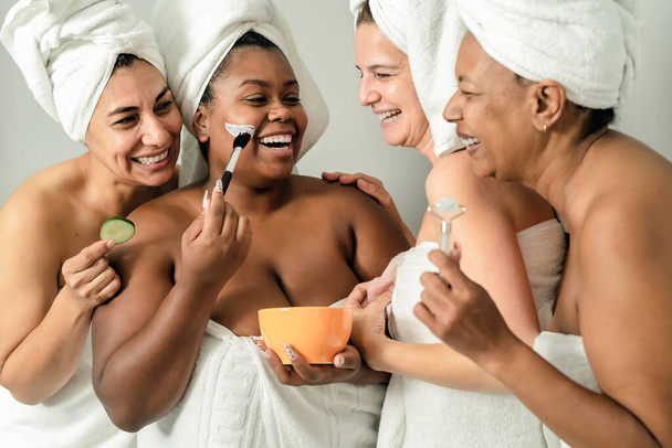 Ευτυχισμένη πολυφυλετικές γυναίκες με διαφορετική ηλικία και το μέγεθος του σώματος έχουν φροντίδα του δέρματος spa ημέρα - Οι άνθρωποι έννοια της αυτοφροντίδας - Φωτογραφία, εικόνα